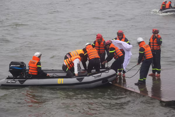 Cảnh sát phòng cháy Hà Nội diễn tập cứu nạn dưới nước ảnh 4 Cảnh sát phòng cháy Hà Nội diễn tập cứu nạn dưới nước ảnh 4