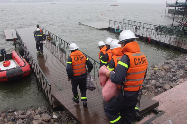 Cảnh sát phòng cháy Hà Nội diễn tập cứu nạn dưới nước ảnh 5 Cảnh sát phòng cháy Hà Nội diễn tập cứu nạn dưới nước ảnh 5