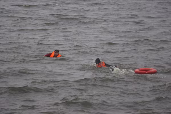 Cảnh sát phòng cháy Hà Nội diễn tập cứu nạn dưới nước ảnh 6 Cảnh sát phòng cháy Hà Nội diễn tập cứu nạn dưới nước ảnh 6