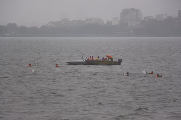 Cảnh sát phòng cháy Hà Nội diễn tập cứu nạn dưới nước ảnh 7 Cảnh sát phòng cháy Hà Nội diễn tập cứu nạn dưới nước ảnh 7