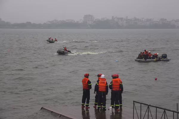 Cảnh sát phòng cháy Hà Nội diễn tập cứu nạn dưới nước ảnh 8 Cảnh sát phòng cháy Hà Nội diễn tập cứu nạn dưới nước ảnh 8