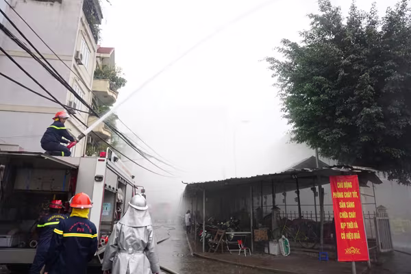 Diễn tập phòng cháy, chữa cháy và cứu nạn tại chợ Vĩnh Tuy ảnh 3 Diễn tập phòng cháy, chữa cháy và cứu nạn tại chợ Vĩnh Tuy ảnh 3