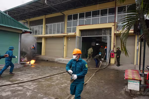 Diễn tập phòng cháy, chữa cháy và cứu nạn tại chợ Vĩnh Tuy ảnh 9 Diễn tập phòng cháy, chữa cháy và cứu nạn tại chợ Vĩnh Tuy ảnh 9