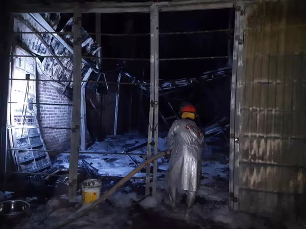 Cơ bản dập tắt đám cháy tại kho chứa hàng Công ty bóng đèn phích nước Rạng Đông ảnh 6 Cơ bản dập tắt đám cháy tại kho chứa hàng Công ty bóng đèn phích nước Rạng Đông ảnh 6