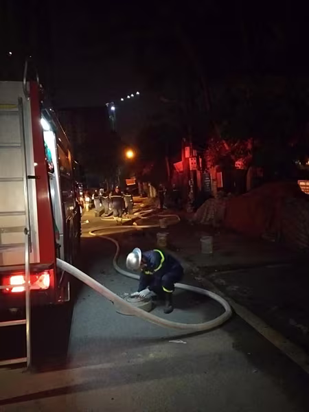 Cơ bản dập tắt đám cháy tại kho chứa hàng Công ty bóng đèn phích nước Rạng Đông ảnh 9 Cơ bản dập tắt đám cháy tại kho chứa hàng Công ty bóng đèn phích nước Rạng Đông ảnh 9