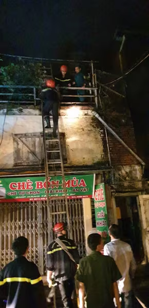 Cơ bản dập tắt đám cháy tại kho chứa hàng Công ty bóng đèn phích nước Rạng Đông ảnh 8 Cơ bản dập tắt đám cháy tại kho chứa hàng Công ty bóng đèn phích nước Rạng Đông ảnh 8