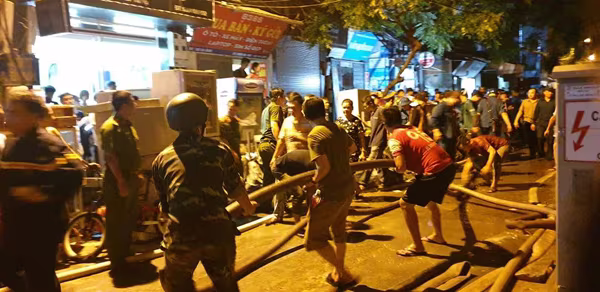 Cơ bản dập tắt đám cháy tại kho chứa hàng Công ty bóng đèn phích nước Rạng Đông ảnh 7 Cơ bản dập tắt đám cháy tại kho chứa hàng Công ty bóng đèn phích nước Rạng Đông ảnh 7