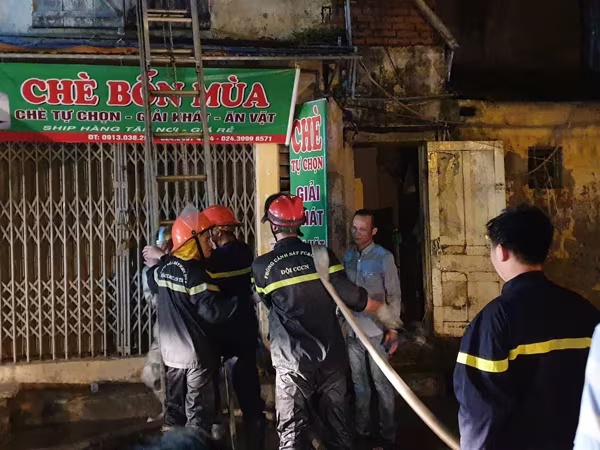 Cơ bản dập tắt đám cháy tại kho chứa hàng Công ty bóng đèn phích nước Rạng Đông ảnh 1 Cơ bản dập tắt đám cháy tại kho chứa hàng Công ty bóng đèn phích nước Rạng Đông ảnh 1