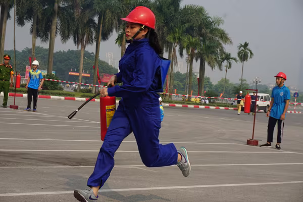 Những khoảnh khắc xử lý nhanh trong cuộc thi chữa cháy ảnh 5