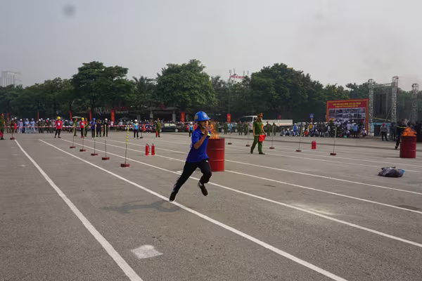 Những khoảnh khắc xử lý nhanh trong cuộc thi chữa cháy ảnh 10