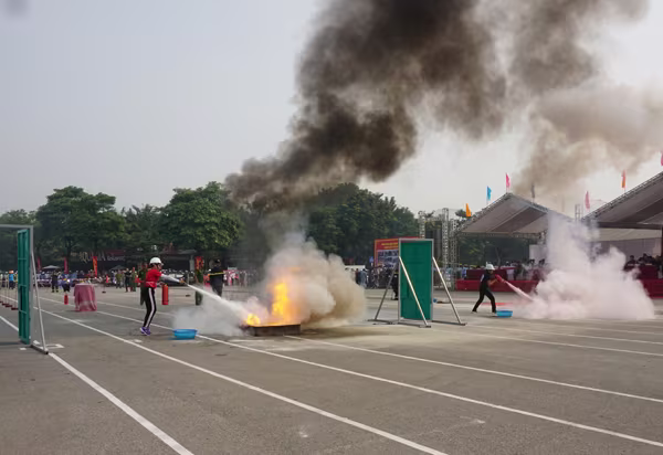 Những khoảnh khắc xử lý nhanh trong cuộc thi chữa cháy ảnh 13