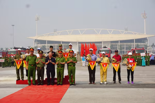 Những khoảnh khắc xử lý nhanh trong cuộc thi chữa cháy ảnh 14