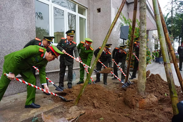 Công an Hà Nội trồng cây xanh bảo vệ môi trường ảnh 1 Công an Hà Nội trồng cây xanh bảo vệ môi trường ảnh 1