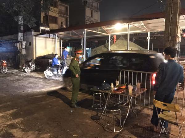 Đêm đầu tiên ở điểm chốt cách ly, phong tỏa thôn Hạ Lôi phòng chống dịch Covid-19 ảnh 4 Đêm đầu tiên ở điểm chốt cách ly, phong tỏa thôn Hạ Lôi phòng chống dịch Covid-19 ảnh 4
