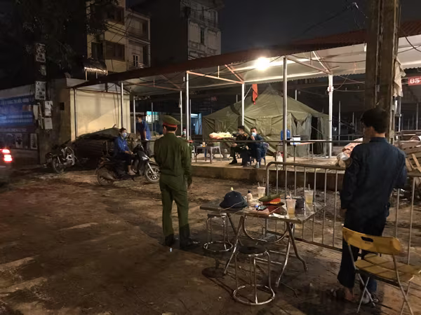Đêm đầu tiên ở điểm chốt cách ly, phong tỏa thôn Hạ Lôi phòng chống dịch Covid-19 ảnh 5 Đêm đầu tiên ở điểm chốt cách ly, phong tỏa thôn Hạ Lôi phòng chống dịch Covid-19 ảnh 5