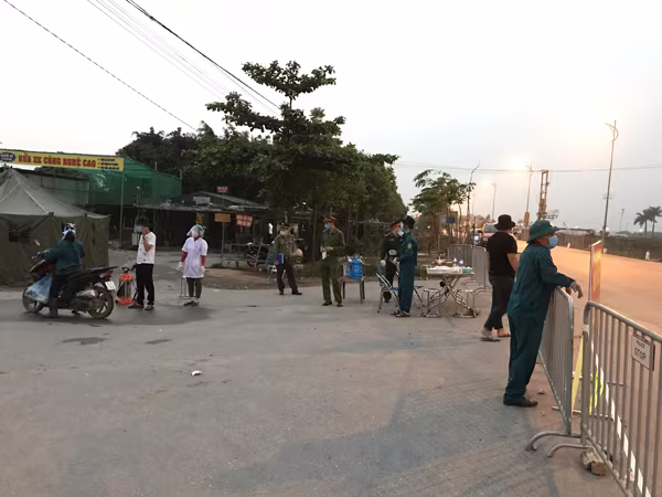 Đêm đầu tiên ở điểm chốt cách ly, phong tỏa thôn Hạ Lôi phòng chống dịch Covid-19 ảnh 6 Đêm đầu tiên ở điểm chốt cách ly, phong tỏa thôn Hạ Lôi phòng chống dịch Covid-19 ảnh 6