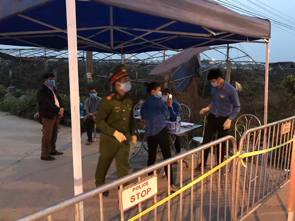 Đêm đầu tiên ở điểm chốt cách ly, phong tỏa thôn Hạ Lôi phòng chống dịch Covid-19 ảnh 7 Đêm đầu tiên ở điểm chốt cách ly, phong tỏa thôn Hạ Lôi phòng chống dịch Covid-19 ảnh 7