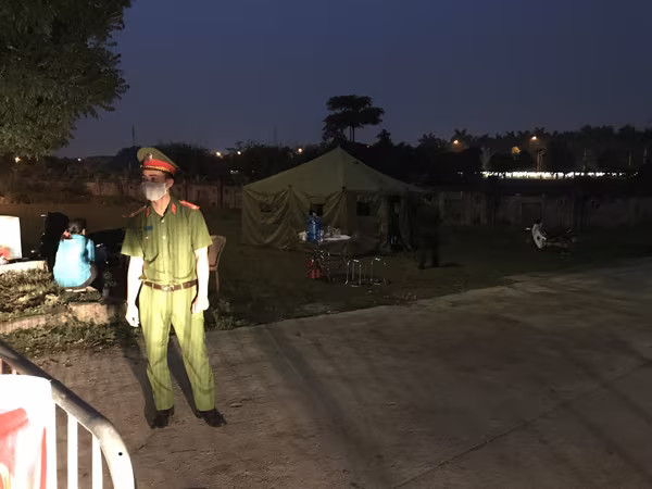 Đêm đầu tiên ở điểm chốt cách ly, phong tỏa thôn Hạ Lôi phòng chống dịch Covid-19 ảnh 8 Đêm đầu tiên ở điểm chốt cách ly, phong tỏa thôn Hạ Lôi phòng chống dịch Covid-19 ảnh 8