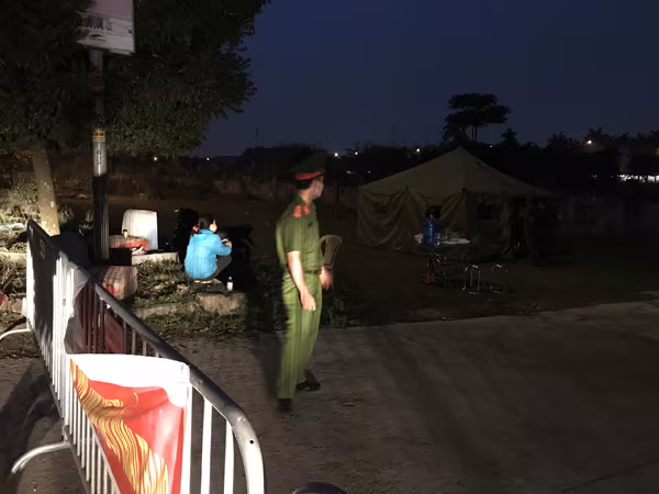 Đêm đầu tiên ở điểm chốt cách ly, phong tỏa thôn Hạ Lôi phòng chống dịch Covid-19 ảnh 9 Đêm đầu tiên ở điểm chốt cách ly, phong tỏa thôn Hạ Lôi phòng chống dịch Covid-19 ảnh 9