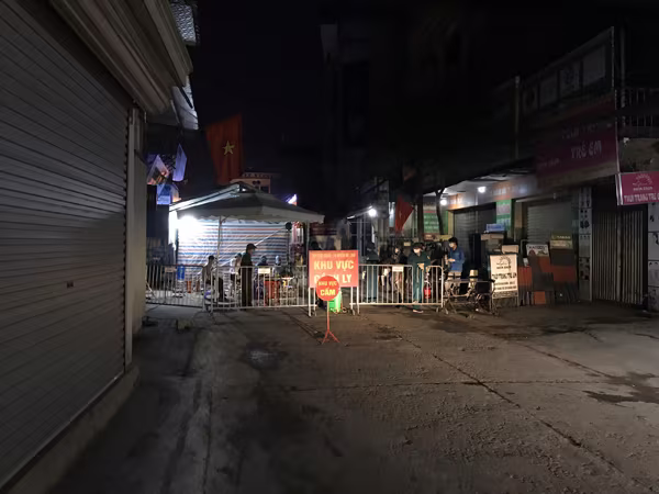 Đêm đầu tiên ở điểm chốt cách ly, phong tỏa thôn Hạ Lôi phòng chống dịch Covid-19 ảnh 10 Đêm đầu tiên ở điểm chốt cách ly, phong tỏa thôn Hạ Lôi phòng chống dịch Covid-19 ảnh 10