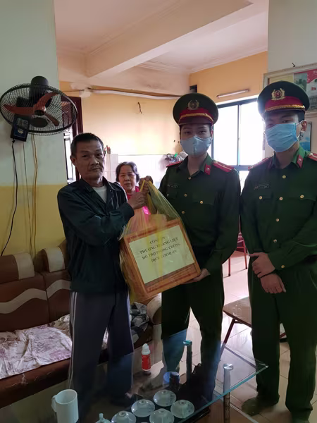 San sẻ khó khăn với người nghèo trong mùa dịch bệnh Covid-19 ảnh 4 San sẻ khó khăn với người nghèo trong mùa dịch bệnh Covid-19 ảnh 4