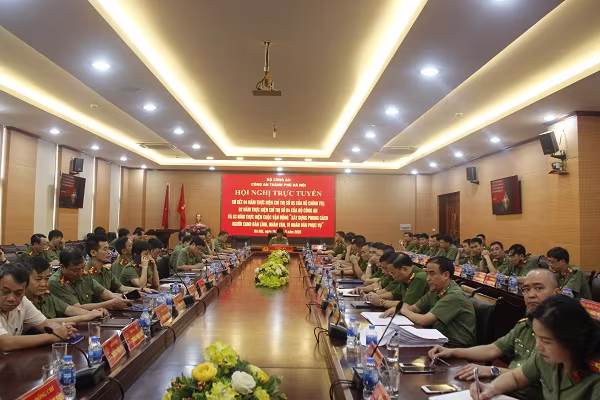 Công an Hà Nội chú trọng xây dựng phong cách người CAND bản lĩnh, nhân văn, vì nhân dân phục vụ ảnh 1 Công an Hà Nội chú trọng xây dựng phong cách người CAND bản lĩnh, nhân văn, vì nhân dân phục vụ ảnh 1