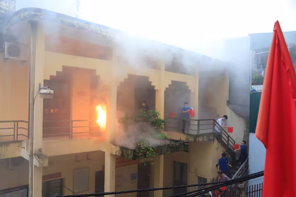 Rèn kỹ năng sinh tồn trong đám cháy ảnh 1