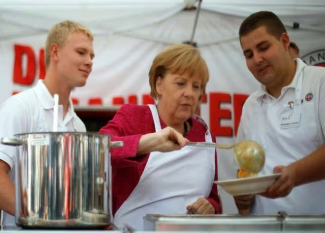 Bà Merkel được cho là một người thích nấu ăn. Bà thường đi mua thực phẩm ở siêu thị và thanh toán bằng tiền mặt. Bà từng kể với Tổng thống Nigeria Goodluck Jonathan rằng sáng nào bà cũng làm bữa điểm tâm cho chồng.