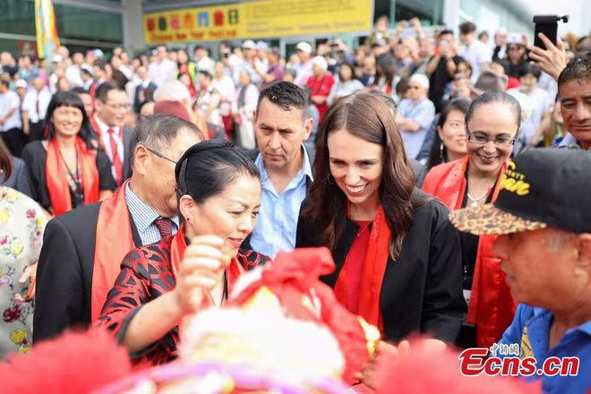 Tại New Zealand, nữ Thủ tướng Jacinda Ardern đã dự lễ hội mừng Tết Nguyên đán tại Auckland hôm 2-2 với khoảng 20.000 người tham gia. Tại New Zealand, nữ Thủ tướng Jacinda Ardern đã dự lễ hội mừng Tết Nguyên đán tại Auckland hôm 2-2 với khoảng 20.000 người tham gia.