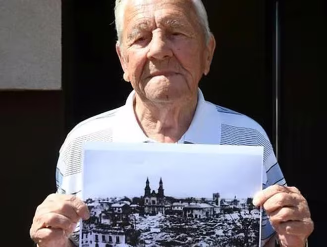 Ông Tadeusz Sierandt, một trong những nhân chứng sống của vụ đánh bom Wielun cùng bức ảnh thị trấn đã bị quân Đức tàn phá Ông Tadeusz Sierandt, một trong những nhân chứng sống của vụ đánh bom Wielun cùng bức ảnh thị trấn đã bị quân Đức tàn phá