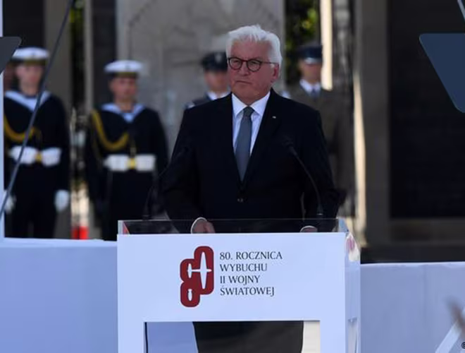 “Cuộc chiến này là một tội ác của Đức”, Tổng thống Đức Frank-Walter Steinmeier đã phát biểu như vậy và nhấn mạnh: “Tôi cúi đầu trước các nạn nhân Ba Lan dưới chế độ chuyên chế của Đức, tôi cầu xin sự tha thứ của mọi người”. “Cuộc chiến này là một tội ác của Đức”, Tổng thống Đức Frank-Walter Steinmeier đã phát biểu như vậy và nhấn mạnh: “Tôi cúi đầu trước các nạn nhân Ba Lan dưới chế độ chuyên chế của Đức, tôi cầu xin sự tha thứ của mọi người”.