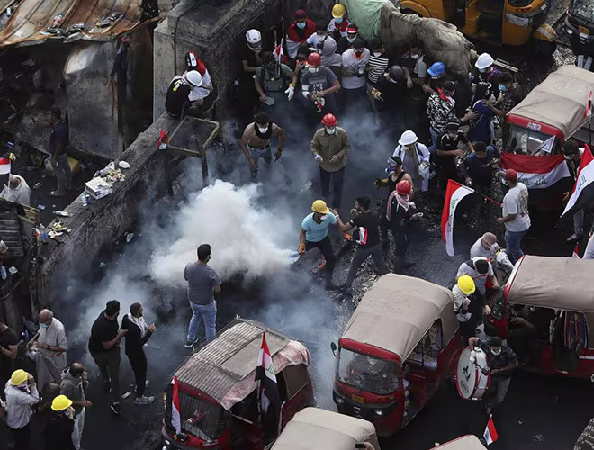 Tại Quảng trường Tahrir ở Baghdad, các tình nguyện viên phát thực phẩm, đồ uống, mặt nạ phòng độc và các lái xe tuk-tuk hiện đang được ưu tiên. Chỉ vài tuần trước, những chàng trai trẻ này đã phải vật lộn để kiếm được thậm chí chỉ 20 USD/ngày với công việc của mình Tại Quảng trường Tahrir ở Baghdad, các tình nguyện viên phát thực phẩm, đồ uống, mặt nạ phòng độc và các lái xe tuk-tuk hiện đang được ưu tiên. Chỉ vài tuần trước, những chàng trai trẻ này đã phải vật lộn để kiếm được thậm chí chỉ 20 USD/ngày với công việc của mình