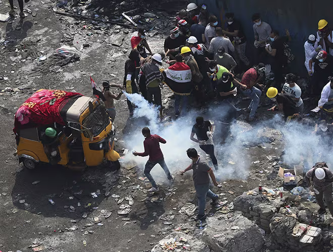 Tuy vậy, hơn 200 người Iraq thiệt mạng và hàng nghìn người khác bị thương trong các cuộc biểu tình chống chính phủ gần đây, vốn được thúc đẩy bởi nghèo đói, tham nhũng tràn lan, thất nghiệp và các dịch vụ công sụp đổ. Tuy vậy, hơn 200 người Iraq thiệt mạng và hàng nghìn người khác bị thương trong các cuộc biểu tình chống chính phủ gần đây, vốn được thúc đẩy bởi nghèo đói, tham nhũng tràn lan, thất nghiệp và các dịch vụ công sụp đổ.
