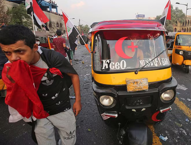 Những người nổi tiếng ở Iraq thậm chí còn chụp ảnh tự sướng với lái xe tuk tuk, và đại diện hàng đầu của Liên hợp quốc tại Iraq, bà Jeanine Hennis-Plasschaert, đã đi trên một chiếc tuk-tuk khi thị sát quảng trường Tahrir hôm cuối tháng 10-2019. Những người nổi tiếng ở Iraq thậm chí còn chụp ảnh tự sướng với lái xe tuk tuk, và đại diện hàng đầu của Liên hợp quốc tại Iraq, bà Jeanine Hennis-Plasschaert, đã đi trên một chiếc tuk-tuk khi thị sát quảng trường Tahrir hôm cuối tháng 10-2019.