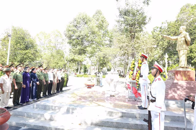 Bộ trưởng Bộ Công an Tô Lâm chủ trì các hoạt động sinh hoạt chính trị và đền ơn đáp nghĩa tại Tây Ninh ảnh 3