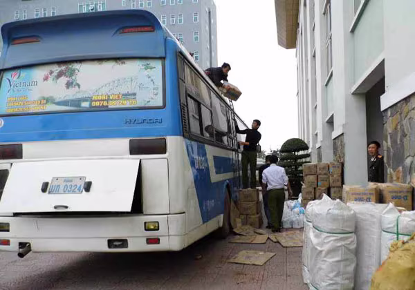 Xe khách biển Lào chở gần 500 can nước xả vải và rửa chén không giấy tờ ảnh 1 Xe khách biển Lào chở gần 500 can nước xả vải và rửa chén không giấy tờ ảnh 1