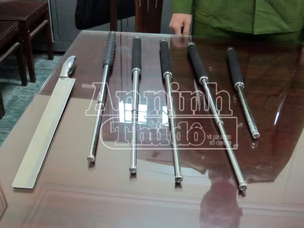 Vây đánh "đối thủ” vì dám dán đè số điện thoại rao vặt ảnh 2 Vây đánh "đối thủ” vì dám dán đè số điện thoại rao vặt ảnh 2