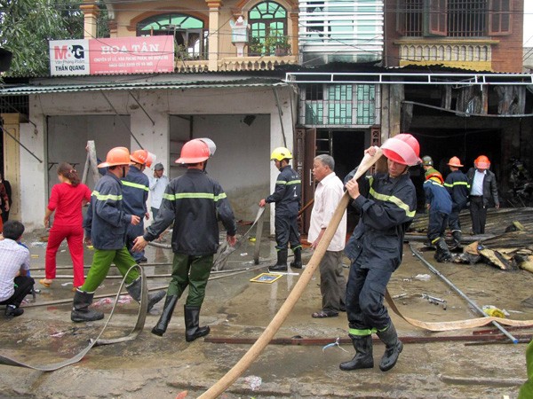 Cháy rụi ngôi nhà hai tầng giữa trưa ảnh 1 Cháy rụi ngôi nhà hai tầng giữa trưa ảnh 1