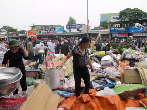 Cháy rụi ngôi nhà hai tầng giữa trưa ảnh 2 Cháy rụi ngôi nhà hai tầng giữa trưa ảnh 2