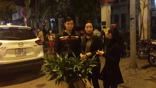 Đêm 30 Tết: Các điểm trông xe tự phát được dịp “bóp chẹt” khách ảnh 6 Đêm 30 Tết: Các điểm trông xe tự phát được dịp “bóp chẹt” khách ảnh 6