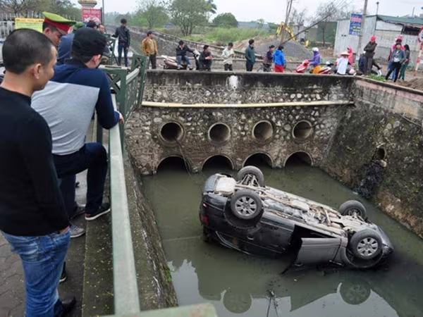 Hà Nội: Nhấn nhầm chân ga, Audi Q7 lật ngửa dưới mương nước ảnh 1 Hà Nội: Nhấn nhầm chân ga, Audi Q7 lật ngửa dưới mương nước ảnh 1