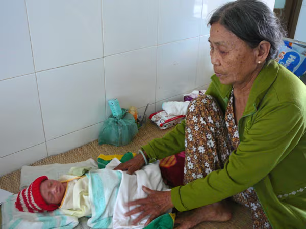 Một trẻ sơ sinh bị bỏ rơi được cứu sống ảnh 1 Một trẻ sơ sinh bị bỏ rơi được cứu sống ảnh 1