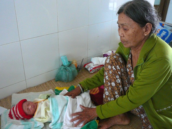 Một trẻ sơ sinh bị bỏ rơi được cứu sống ảnh 1 Một trẻ sơ sinh bị bỏ rơi được cứu sống ảnh 1