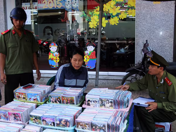 Phát hiện 1 vụ mua bán băng đĩa hình đồ trụy ảnh 1