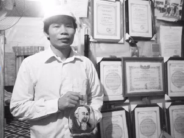 Họa sĩ đầu tiên của Việt Nam vẽ tranh trong… chai ảnh 2