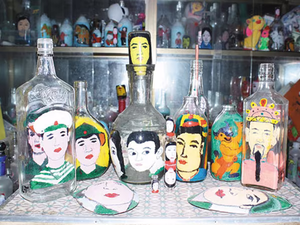 Họa sĩ đầu tiên của Việt Nam vẽ tranh trong… chai ảnh 1