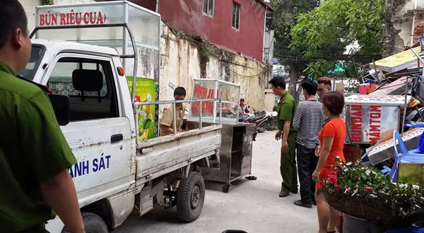 Việc tháo dỡ mái che di động trên đường Láng là cần thiết, đúng quy trình ảnh 2 Việc tháo dỡ mái che di động trên đường Láng là cần thiết, đúng quy trình ảnh 2