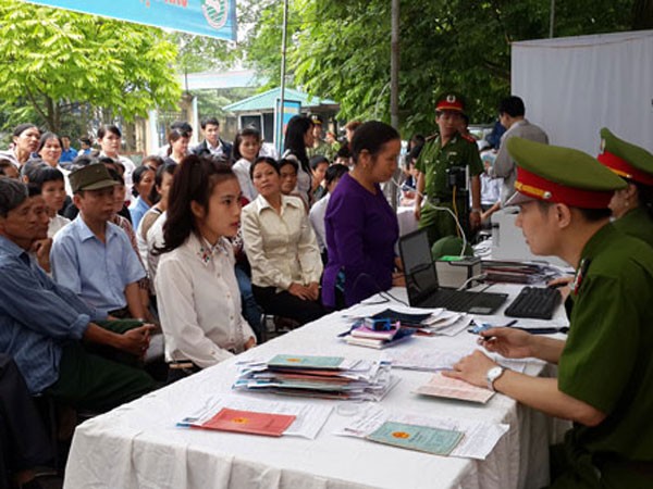 Công an Thủ đô hướng dẫn người dân làm thủ tục hành chính tại huyện Sóc Sơn ảnh 1 Công an Thủ đô hướng dẫn người dân làm thủ tục hành chính tại huyện Sóc Sơn ảnh 1