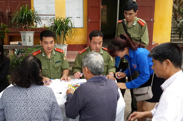 Công an Thủ đô hướng dẫn người dân làm thủ tục hành chính tại huyện Sóc Sơn ảnh 3 Công an Thủ đô hướng dẫn người dân làm thủ tục hành chính tại huyện Sóc Sơn ảnh 3