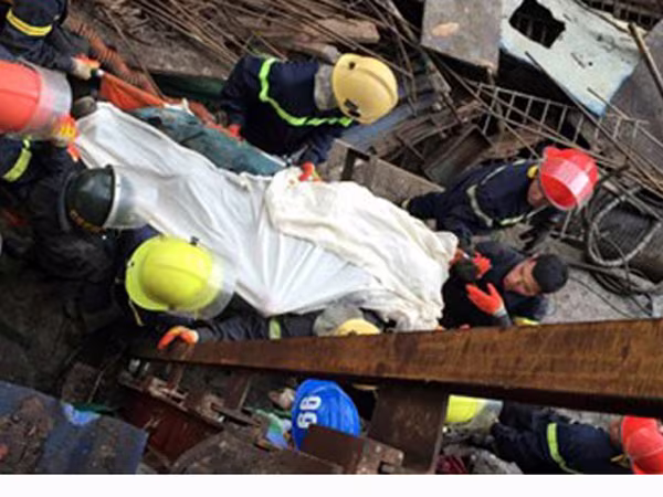 Audio 26-4-2015: Nhiều người dân Nepal không dám về nhà và vụ thanh niên bị ôtô tông, vùi trong cát ảnh 1